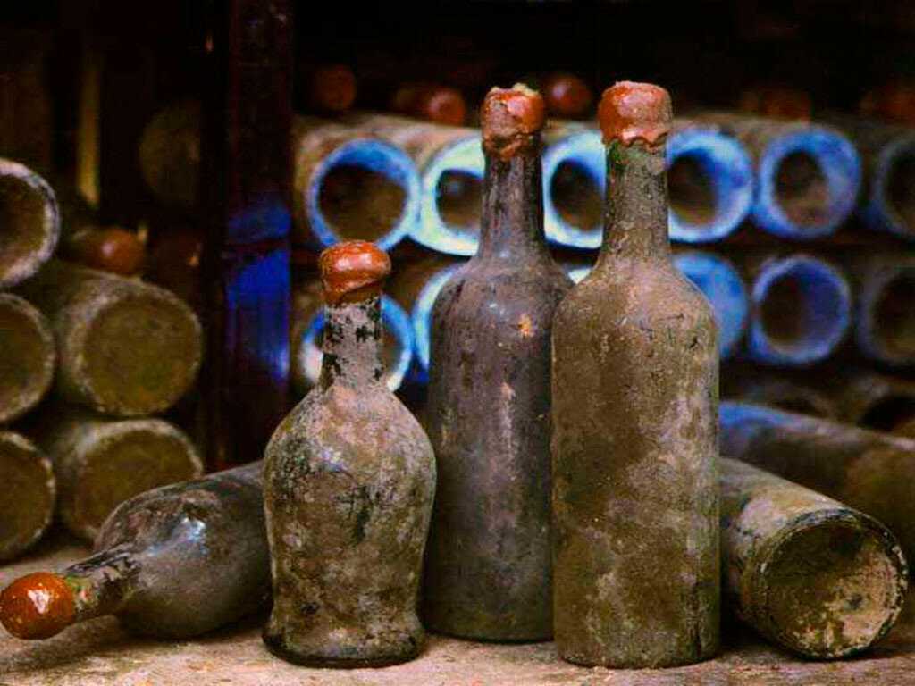 Первый алкогольный напиток. Самое старое вино в мире. Старинная бутылка вина. Старинные Винные бутылки. Древние стеклянные бутылки.