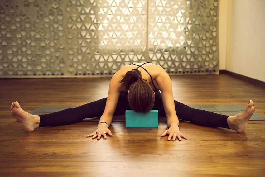 10 простых упражнений йоги для начинающих в домашних условиях