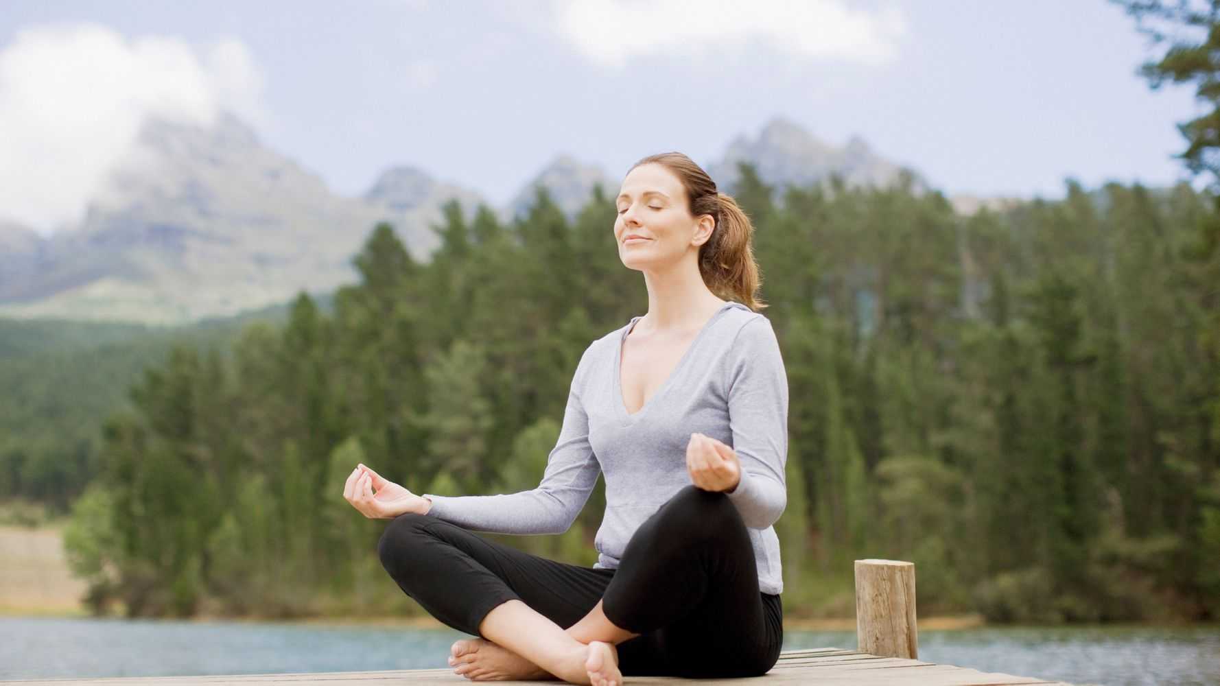 Почему медитируют. Девушка медитирует. Йога медитация. Йога образ жизни. Здоровый образ жизни йога.