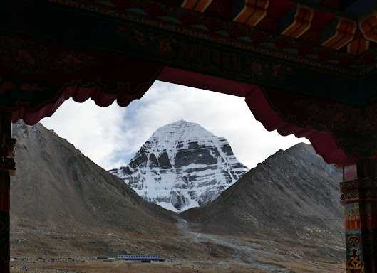 Кора вокруг священной горы кайлас в тибете
