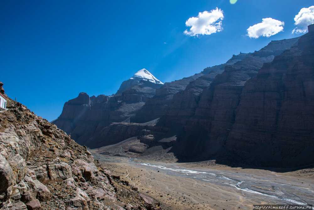 Кора вокруг священной горы кайлас в тибете