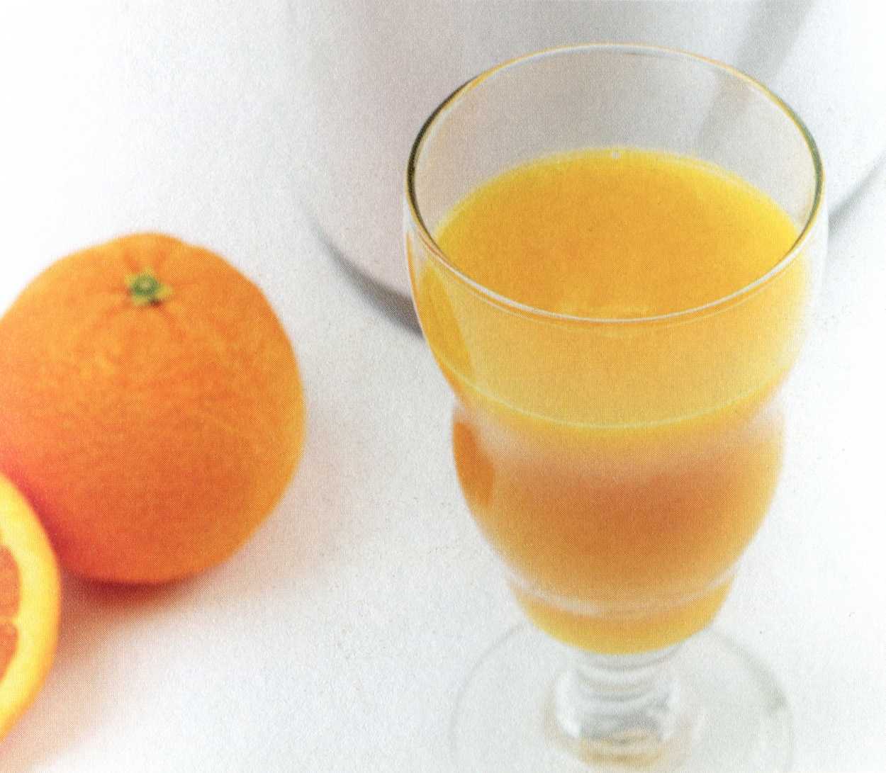 Как сделать апельсиновый сок в домашних условиях. Апельсиновый сок. Вреден свежевыжатый апельсиновый сок?. Свежевыжатый сок апельсин. Калории в апельсиновом соке.