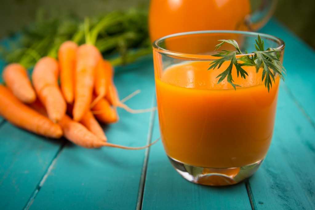 Свежевыжатая морковь. Морковный сок. Свежевыжатый морковный сок. Свежевыжатый сок морковь. Морковь и морковный сок.