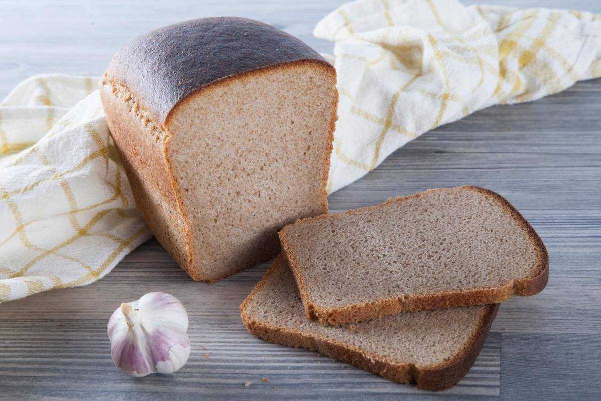 Из смеси ржаной и пшеничной. Ржано-пшеничный хлеб. ВКУСВИЛЛ хлеб Донской пшенично-ржаной 310 г. Хлеб деревенский ржано-пшеничный. Хлеб ржано-пшеничный 600гр.