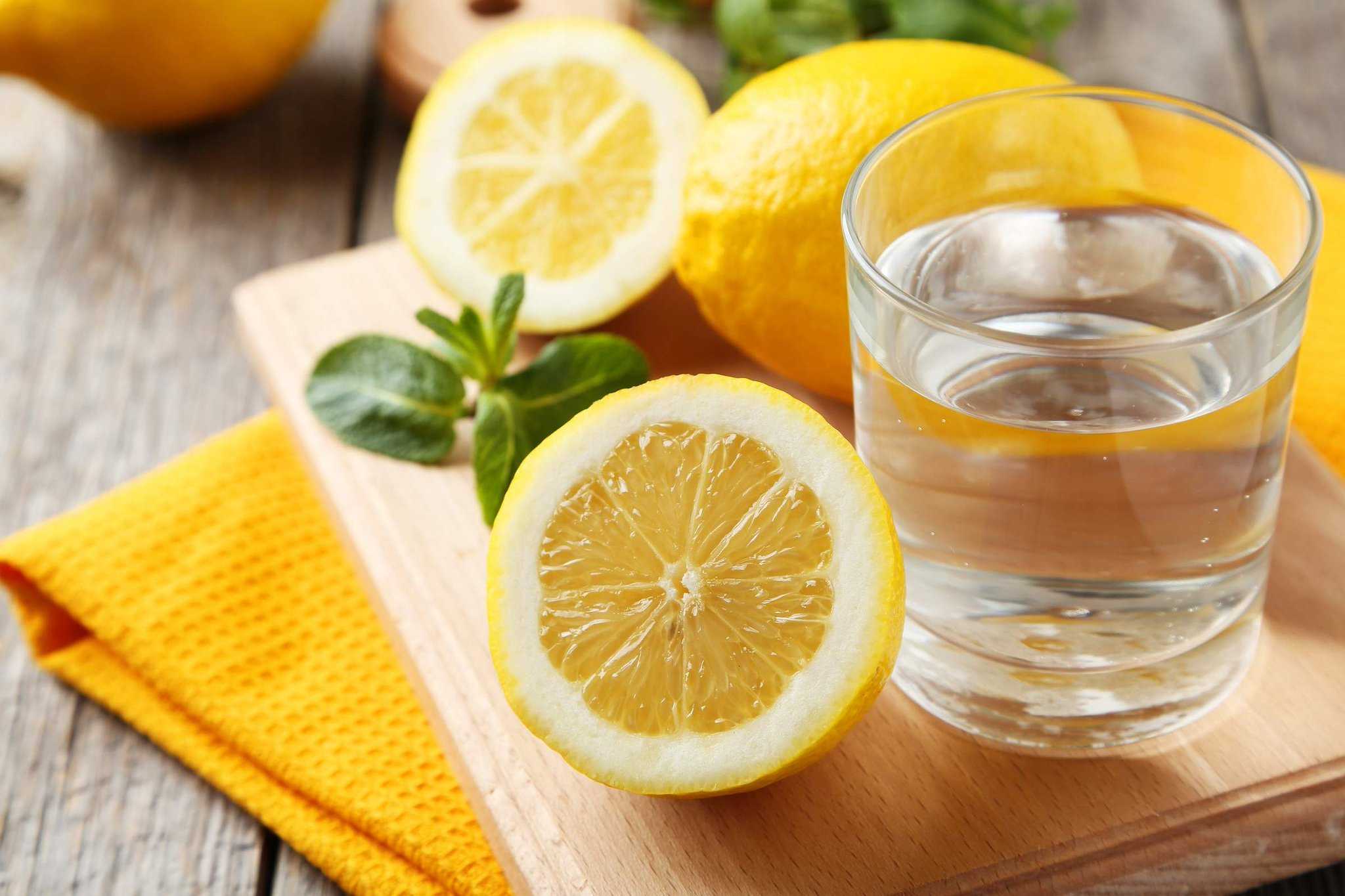 Вода с лимон на тощак. Вода с лимоном. Стакан воды с лимоном. Стакан с лимоном. Вода с лимонным соком.