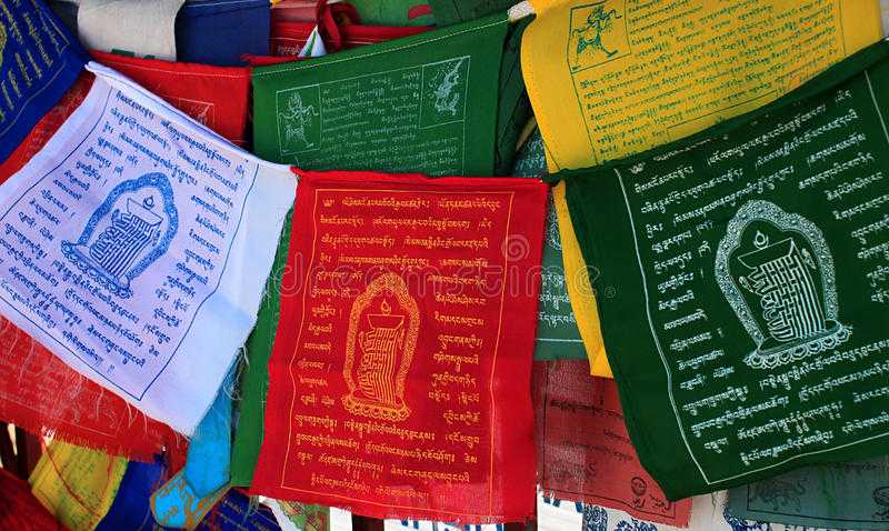 Совсем не обязательно владеть тибетским языком, чтобы по внешнему виду молитвенных флагов определить, что между ними существуют определённые отличия Несмотря на общее назначение – укреплять энергию живых существ, привносить в их жизнь счастье и удачу – мо