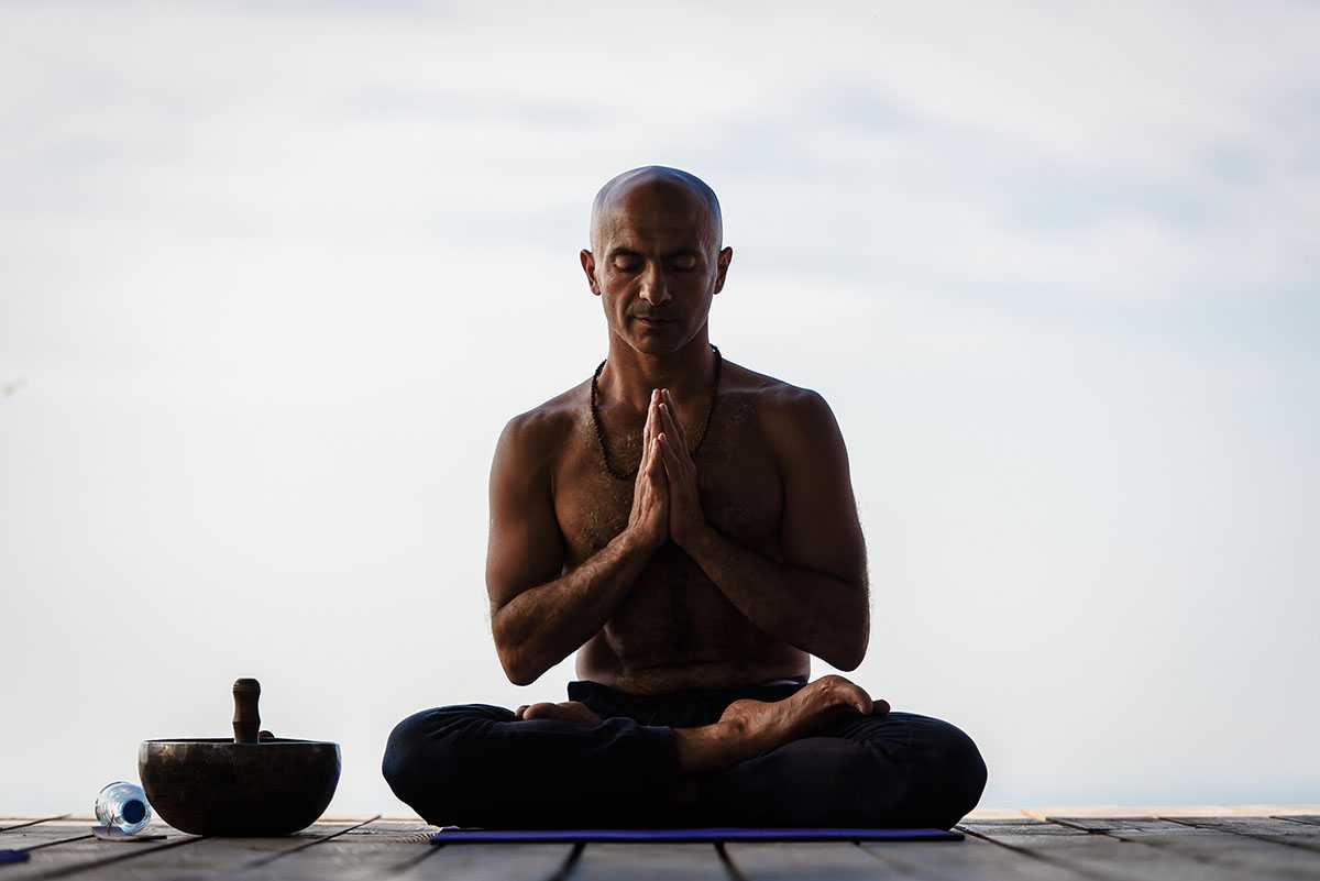 Состояние йогов. Медитация праноедение. Йога медитация. Человек в медитации.