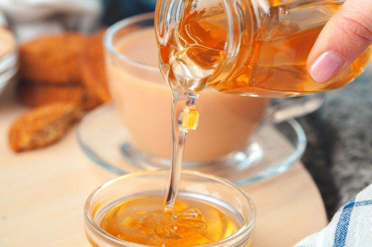 Лечение медом как называется. Горячий чай с медом. Вода с медом. Чайная ложка меда. Мед с чаем.
