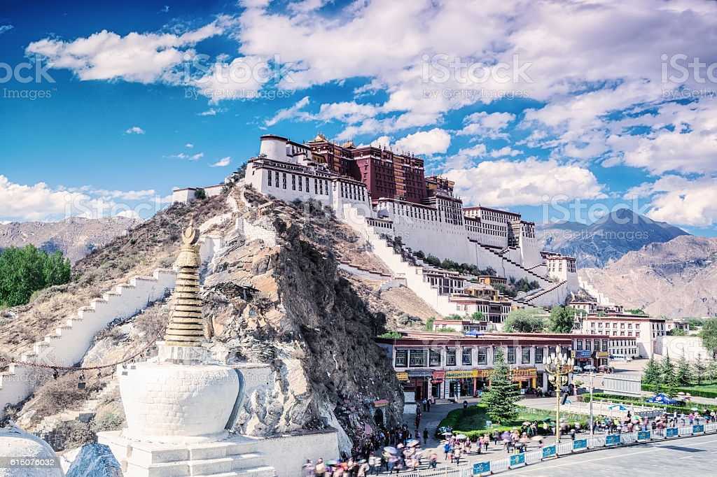 Где-то там, под облаками Тибетского нагорья, располагается манящий аурой чистоты и мистицизма город Лхаса Отправляясь в Лхасу, туристам стоит знать, что в этой местности царит особый горный климат Днём в этой местности очень тепло, а ночью — невероятно хо