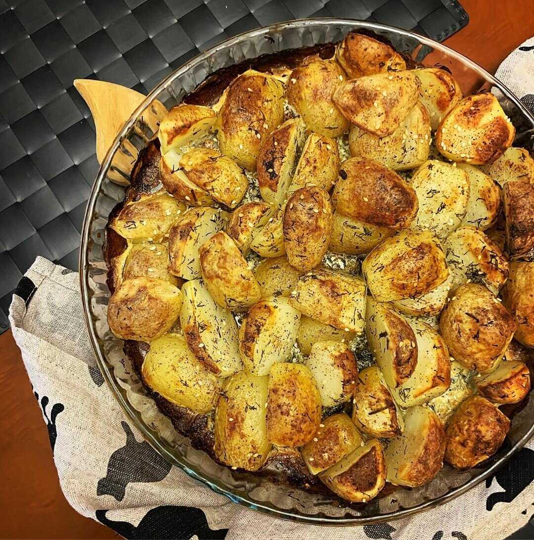 Запечь картошку в духовке рецепты простые. Картошка в духовке. Вкусная картошка в духовке. Картофель запеченный в духовке. Кошка запеченная в духовке.