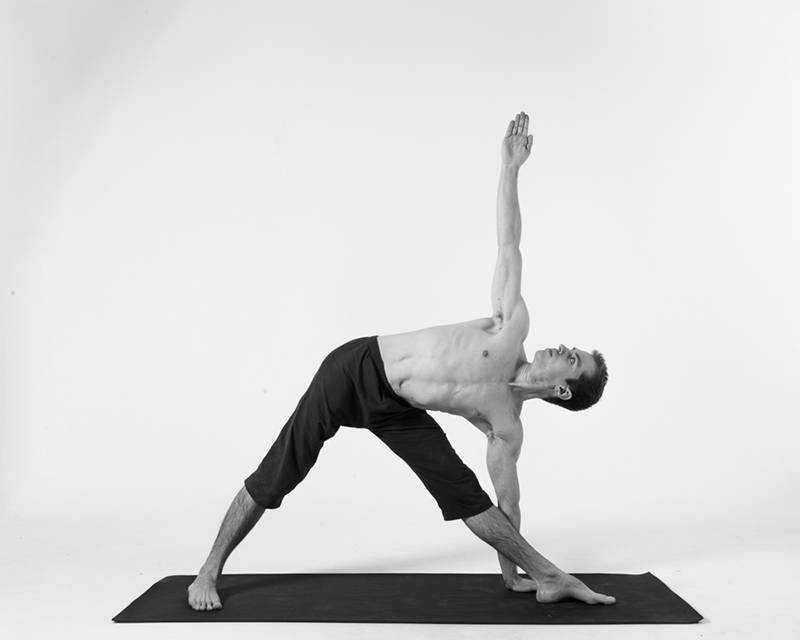 Паривритта паршваконасана в йоге: техника выполнения, польза, противопоказания