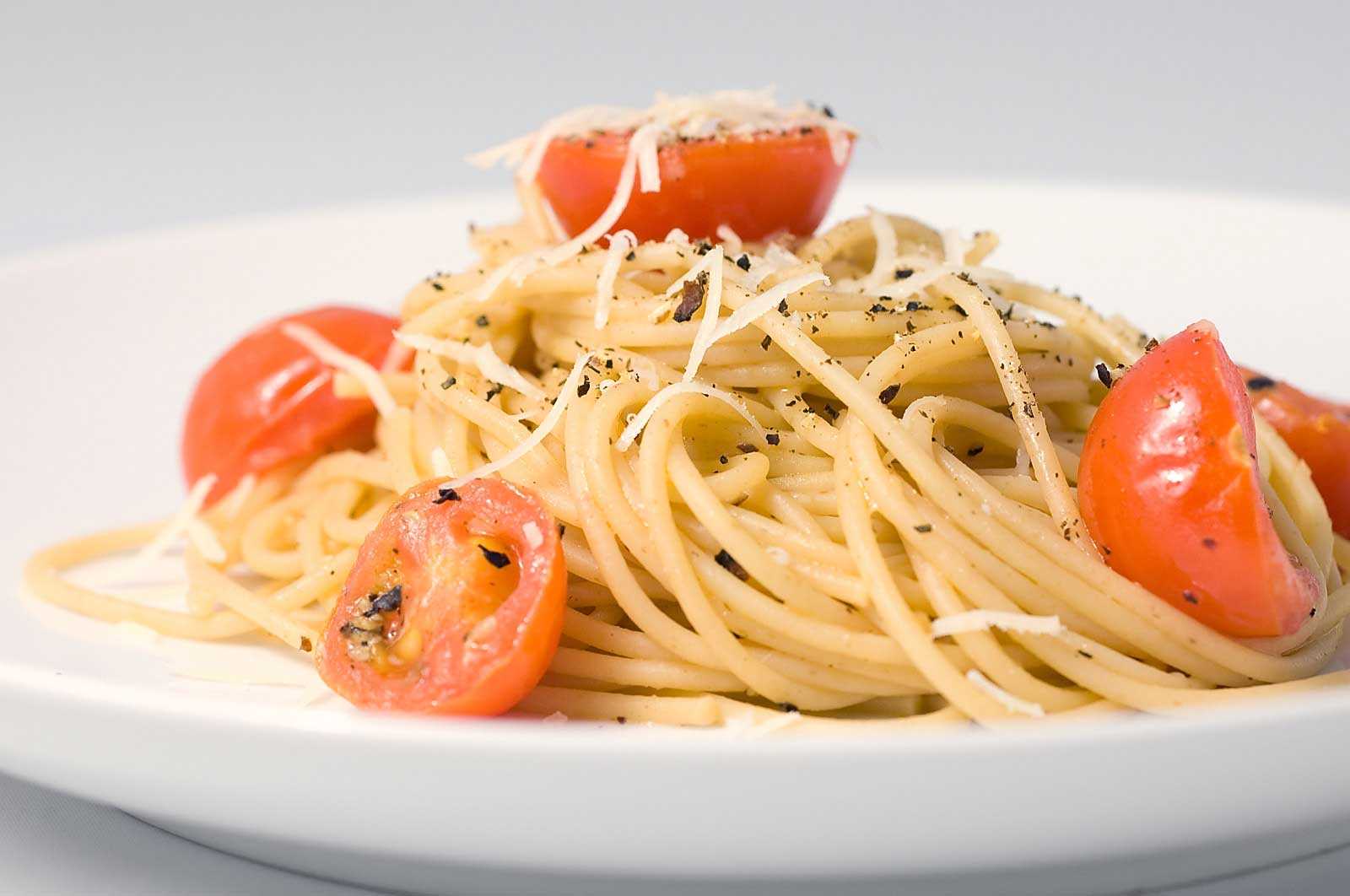 Макароны без сыра рецепт. Спагетти Аль Помодоро. Спагетти с сыром. Спагетти с сыром и помидорами. Томат паста.