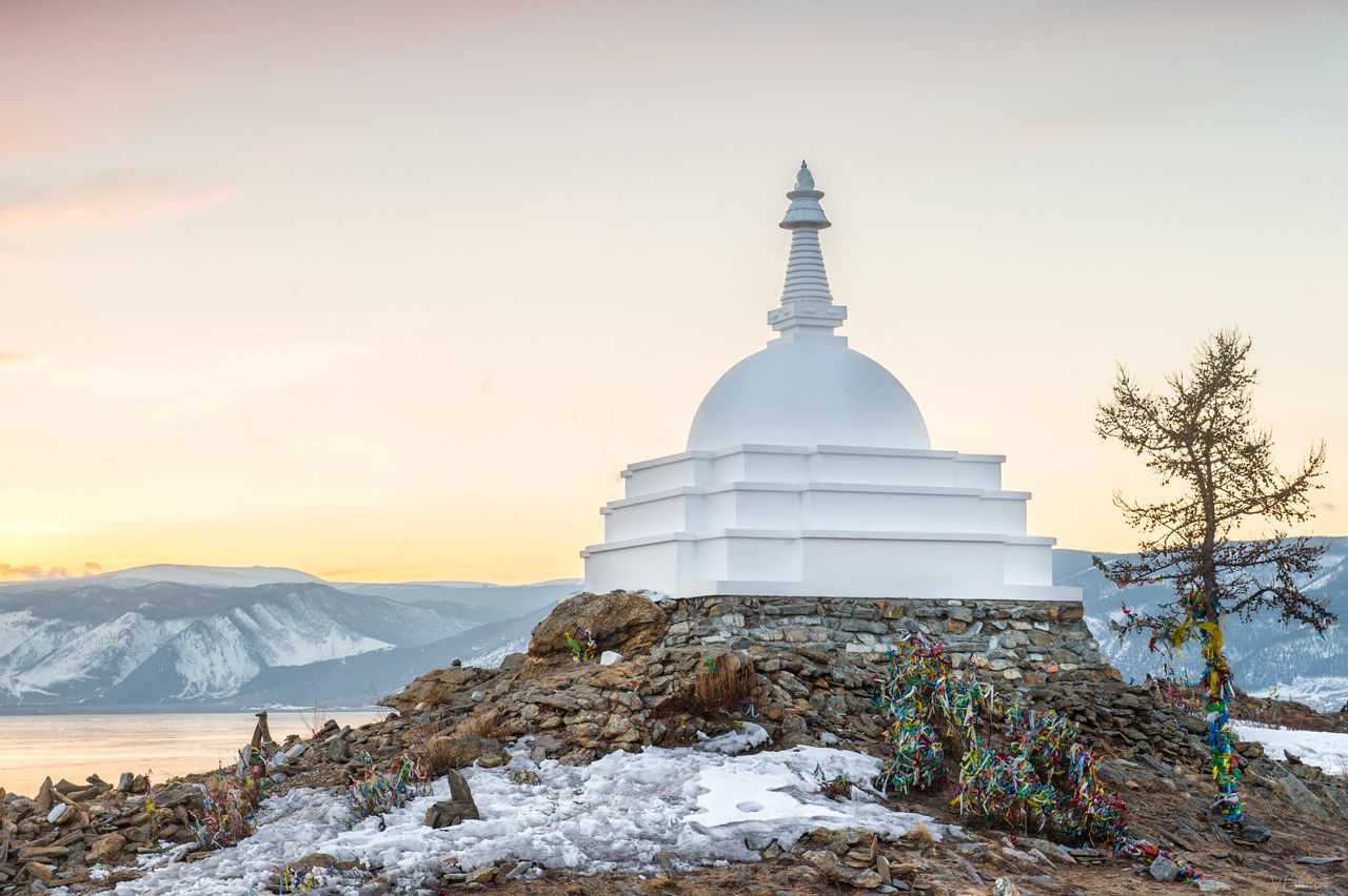 Буддийская ступа — священный холм  Согласно буддийским воззрениям, обход вокруг ступы очищает карму Ещё больший эффект достигается, когда верующий совершает простирания, а затем поднимается в полный рост Ламы делают обход вокруг неё 108 раз Некоторые веру
