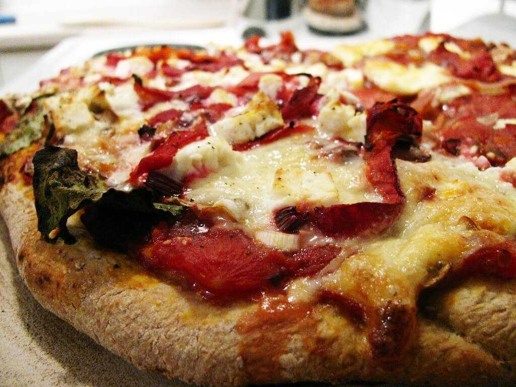 Пицца с вялеными томатами. Пицца без дрожжей. Пицца со свеклой. Пицца со сливой. Рецепт приготовления пиццы без дрожжей