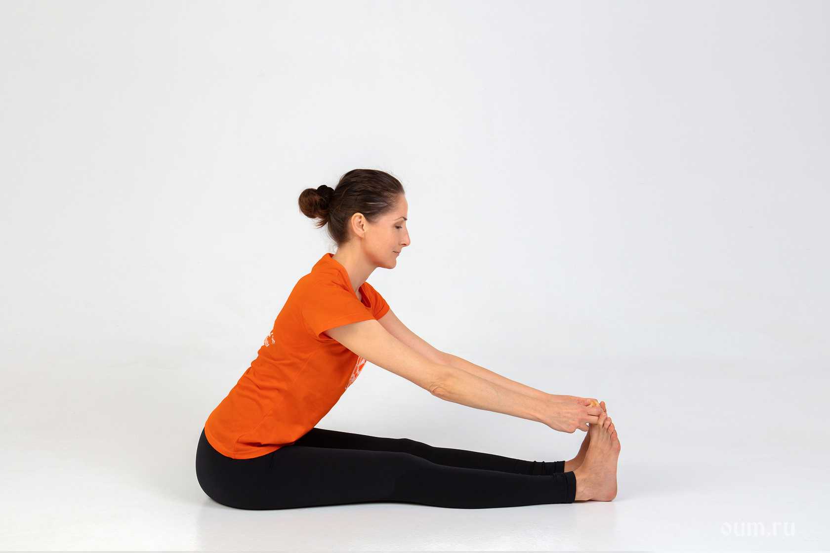 Пашчимоттанасана — поза растягивания спины или наклон вперед сидя