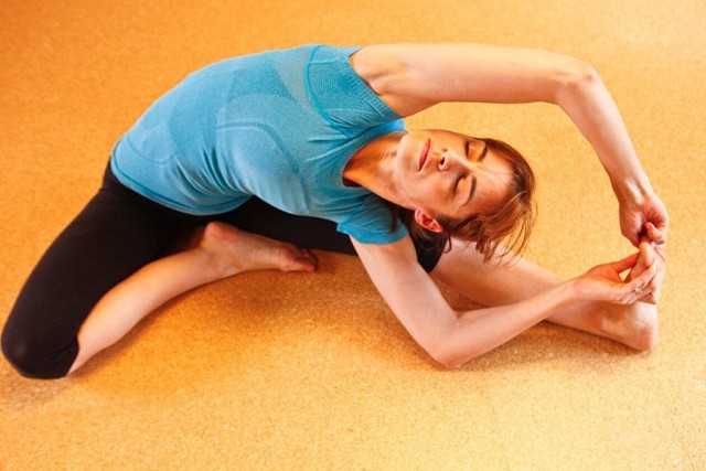 Поза паривритта паршваконасана – мощное упражнение для улучшения пищеварения