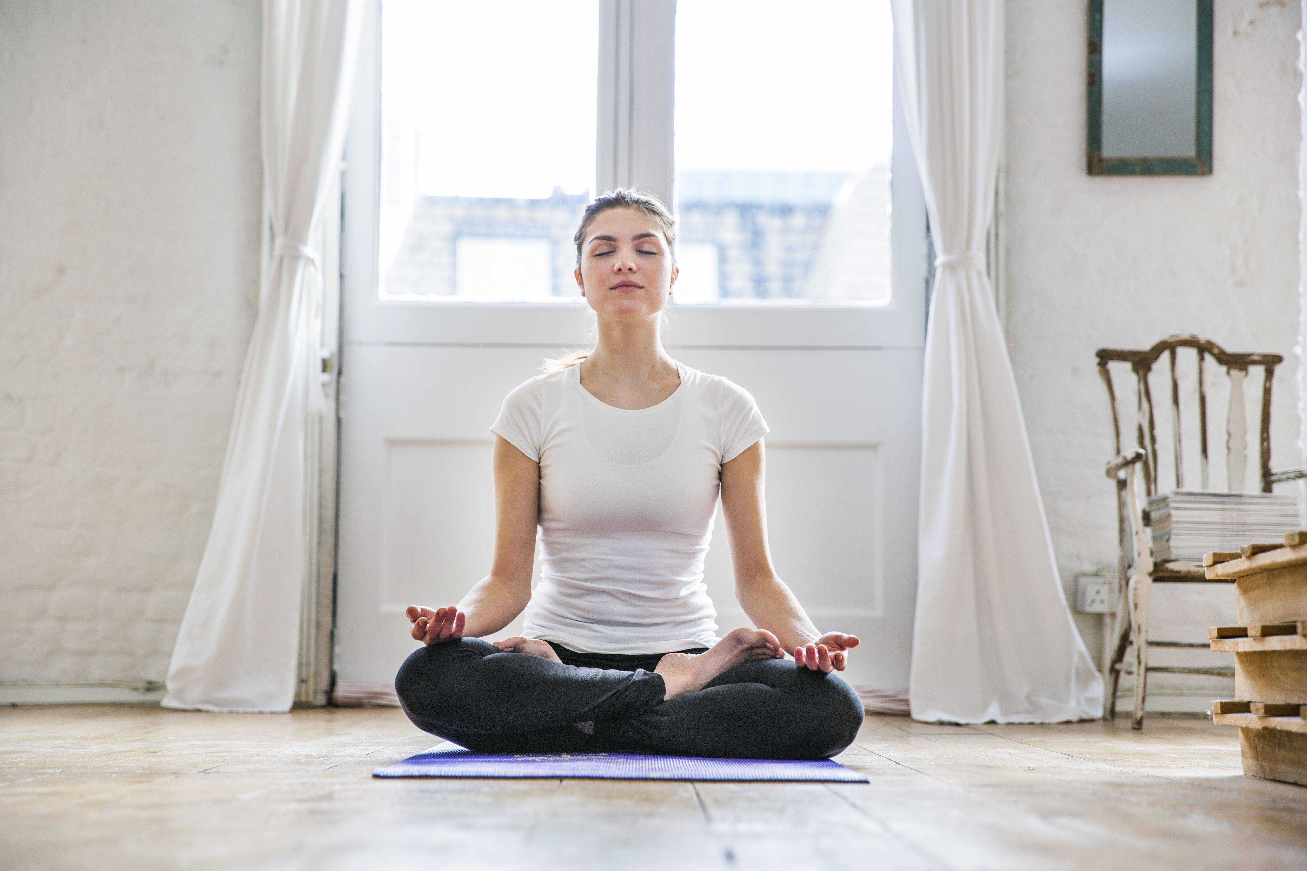 Медитация на счастливые события. Женщина медитирует. Йога медитация. Медитация в йоге. Медитация в позе лотоса.