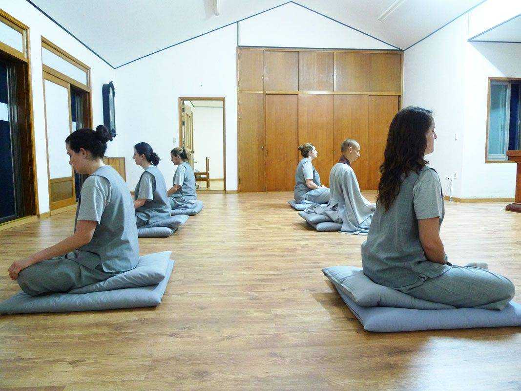 Капсула для медитации. Будда Випассана. Випассана буддизм. Випассана Непал. Випассана йога.